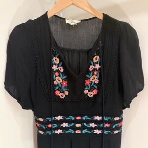 3/$10 🛒🛍️ Entro Black with Embroidered Floral Bohemian Dress - Size Small